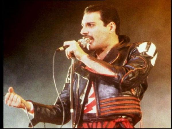 Freddy Mercury es considerado uno de los mejores canta-autores de rock y es uno de los primeros íconos gay. Murió por complicaciones derivadas de sida en 1991. Su verdadero nombre fue Farrokh Bulsar, de origen farsi nacido en Zanzíbar y creció en India antes de mudarse a Inglaterra.