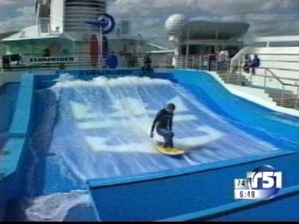 Cuenta con una piscina para deportes acuáticos.