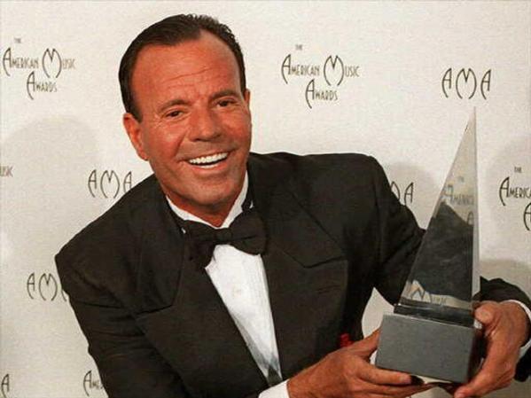Unas 3,000 mujeres han escuchado sus suspiros más intimos, es decir, unas 66 por año. El reconocido, Julio Iglesias.