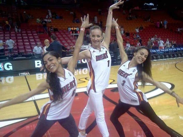 En una colaboración entre arte y deporte, el Miami Heat apoyó al Miami City Ballet con una sesión de fotos para colección que incluyó a los astros Dwyane Wade y Lebron James junto a las bailarinas Jeannete y Patricia Delgado.