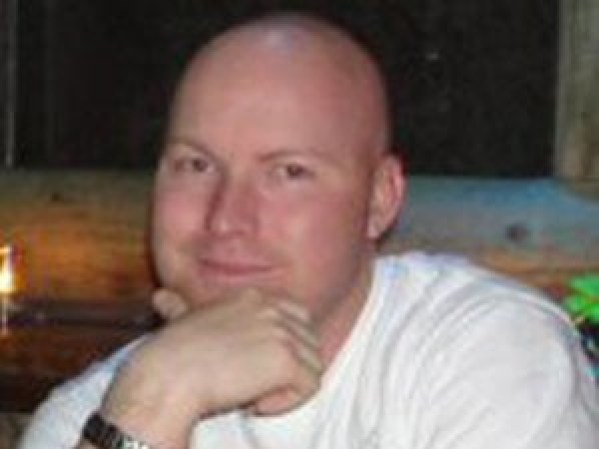 Jesse E. Childress, 29 años. Era operador de sistemas cibernéticos de la Fuerza Aérea de EEUU. Murió en un hospital cercano.