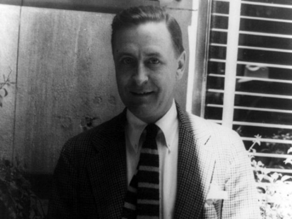 F. Scott Fitzgerald, escritor estadounidense. Murió a la edad de 44 años de un ataque al corazón. Tenía fuertes problemas con el alcohol.