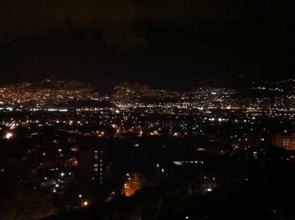 La vista de Medellín de noche aparece mucho en la serie sobre Escobar.