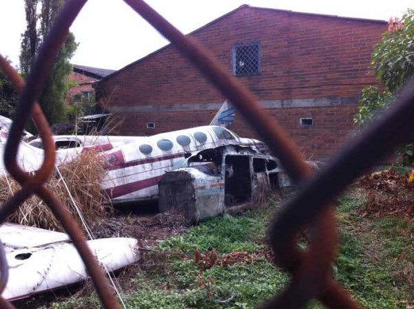 Aviones incautados del cartel de Medellín en los anos 80, abandonados en un aeropuerto local.