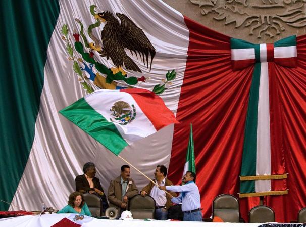 Calderón sostiene su creencia de que Chávez financió al partido izquierdista de la Revolución Democrática (PRD) en los comicios del 2006.