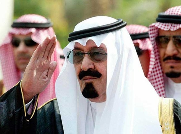 El rey Abdalá de Arabia Saudita pidió a Estados Unidos que atacara a Irán para destruir su programa nuclear y "cortaran la cabeza de la serpiente".