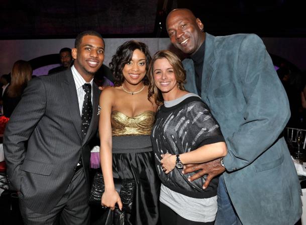 Fotografía tomada en febrero de 2010. De izquierda a derecha el jugador de la NBA, Chris Paul, Jada Crawley, Yvette Prieto, y Michael Jordan.