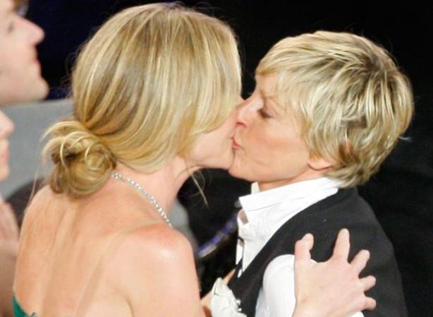 La actriz Portia de Rossi (izquierda) se enlaza con Ellen DeGeneres al felicitarla por ganar un trofeo Emmy como presentadora de TV en el Kodak Theater de Los Angeles. Ambas artistas conviven como pareja.