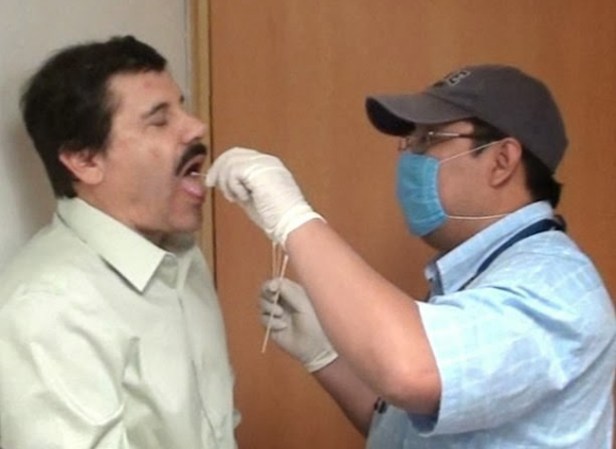Un especialista le hace un examen oral a Guzmán tras su arresto.