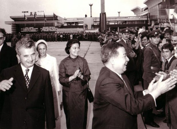 15 DE OCTUBRE, 2012: Fallece a los 89 años de edad el antiguo rey de Camboya Norodom Sihanouk (1941–1955, 1993–2004), de un ataque al corazón. En la foto, a la derecha, el monarca aplaude durante una visita a Bucarest, Rumanía, acompañado del presidente de ese país, Nicolai Ceacescu, en 1972