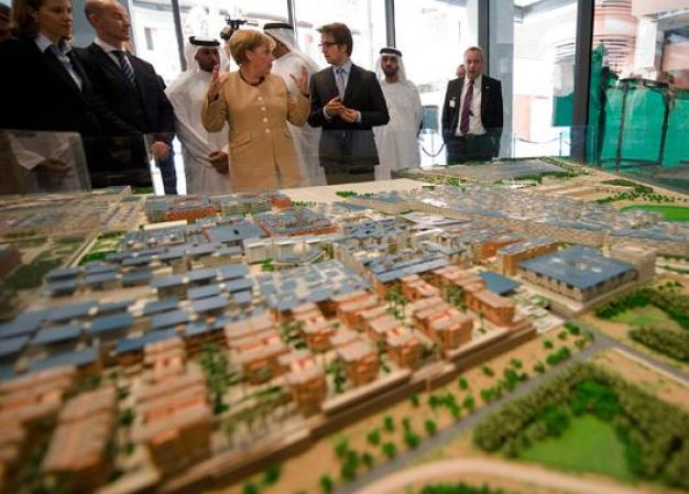 Un tren ligero correrá por el centro de Masdar para conectar al centro de Abu Dhabi y proveer servicio público dentro de la nueva ciudad.
