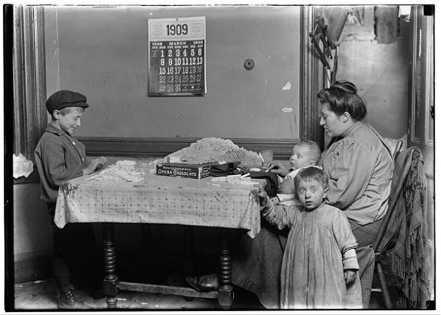 Ayudando a mamá con las costuras.