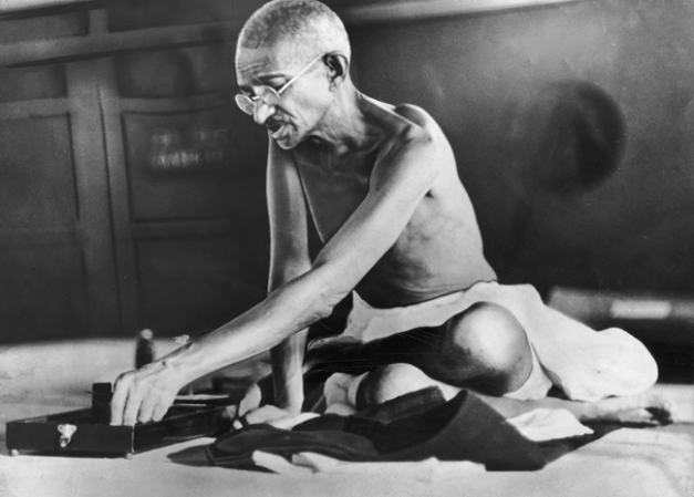 En varias biografías de Gandhi ha aparecido el dato curioso de que le gustaba dormir con su sobrina desnuda para ver hasta qué punto lograba respetar su voto de castidad.