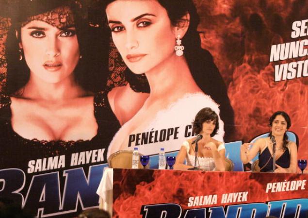 Penélope Cruz y Salma Hayek participan en una conferencia de prensa para presentar su película "Bandidas", en Ciudad de México, en febrero de 2006.
