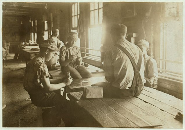 Niños trabajando en una carpintería.