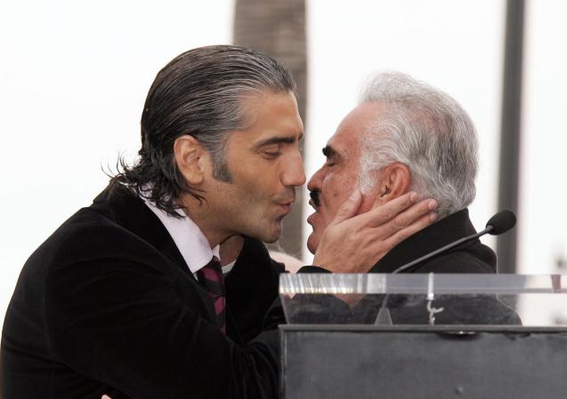Un beso filial entre Vicente Fernández y su hijo el potrillo.