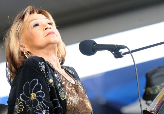 20 DE ENERO, 2012: Etta James, cantante de blues estadounidense, muere de leucemia a los 73 años.