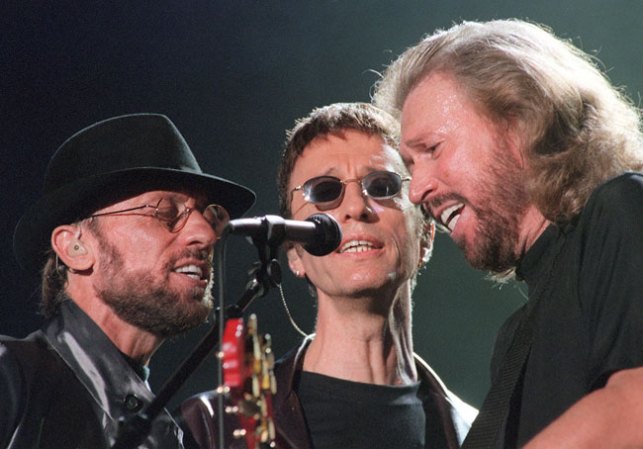 20 DE MAYO, 2012: Muere el músico británico de los Bee Gees Robin Gibb (centro) de males hepáticos y de los riñones, a los 62 años.