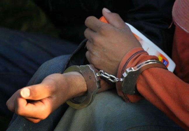 Las estadísticas indican que la duración de los arrestos, depende de varios factores. Si es la primera vez, el tiempo necesario para tomar los datos de identificación, las huellas dactilares, y lo que tarde el juez en emitir la orden de deportación.