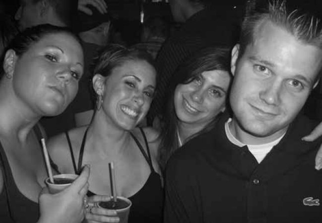 Fotos tomadas de la página que Casey Anthony mantenía en photobucket.com antes de ser juzgada y exonerada por la muerte de su hija Caley Anthony y que fueron consideradas como posible evidencia por la fiscalía.