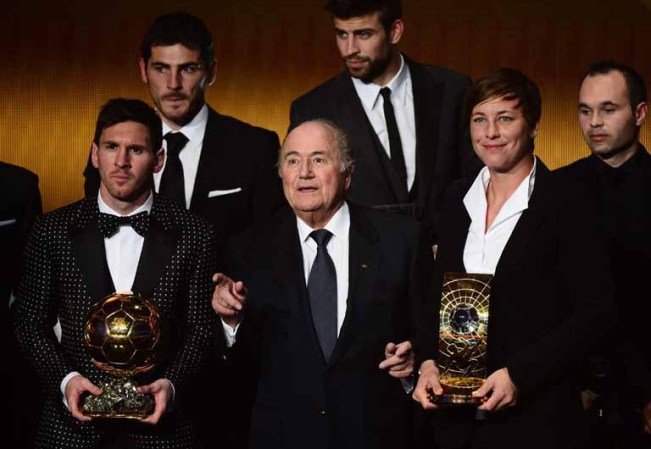 La FIFA dijo que Messi recibió el 41,60% de los votos, en una consulta efectuada antes de que el argentino batiese la marca de 85 goles en un mismo año del alemán Gerd Mueller.