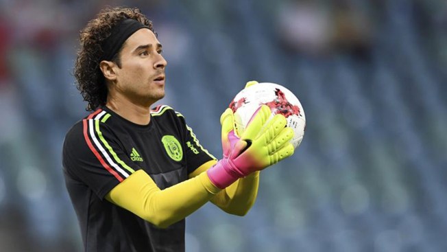 Gullermo Ochoa presentado con el Standard de Lieja