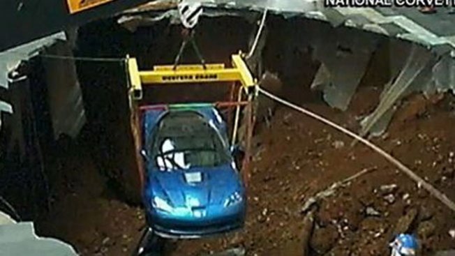 Rescatan a dos corvettes del socavón