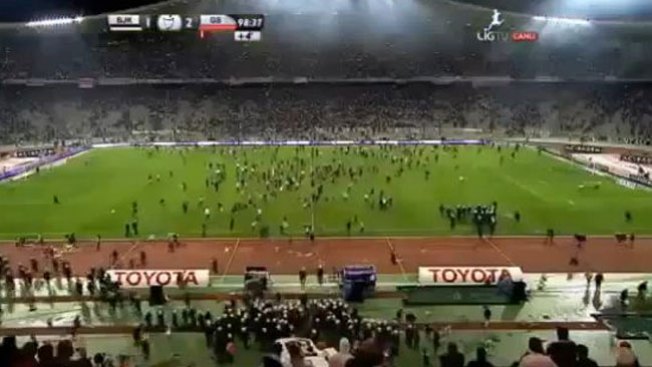 Hinchas violentos asaltan el campo