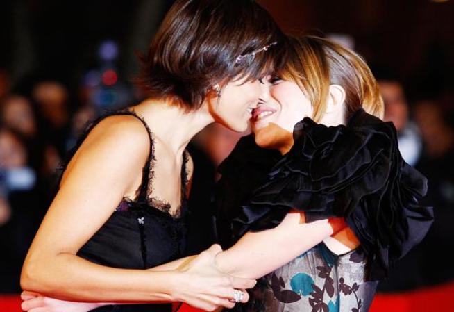 Valeria Solarino besa a Isabella Ragonese durante el estreno en Roma del filme "Viola Di Mare", en el 2009.