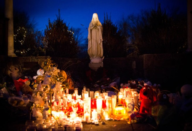 El pasado 14 de diciembre, Adam Lanza, de 20 años, penetró inadvertidamente con un plan diabólico a la escuela de primaria Sandy Hook Elementary.