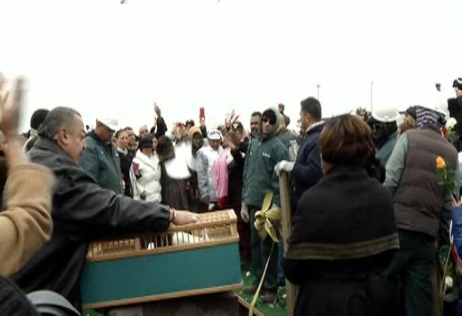 Al salir de la iglesia, las personas mostraban las fotos del cuerpo que habían captado con sus teléfonos inteligentes e iPads.