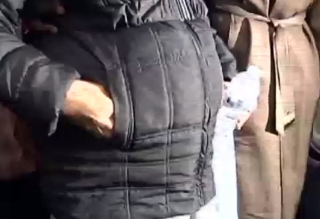 Una guardia de cárceles quedó embarazada tras un amor prohibido con uno de los reos.