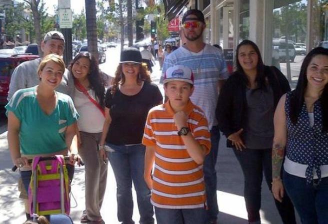 Jenni Rivera pasea por las calles de los Ángeles con su ex esposo, Esteban Loaiza y su familia. Estaba en proceso de divorcio, al momento del accidente.