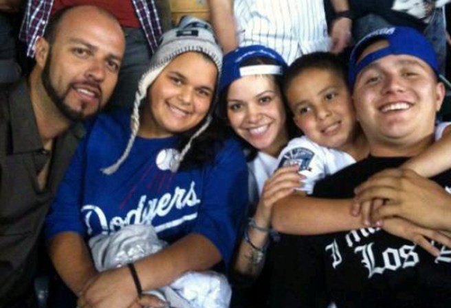 Esteban Loaiza, Jenicka, Jenni Rivera, Johnny y Mike en un partido de béisbol de los Dodgers.