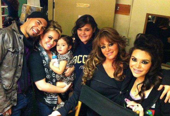 Jenni Rivera posa junto a su familia en casa.