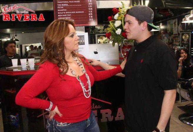 Jenni actúa de suegra con su yerno Mike.