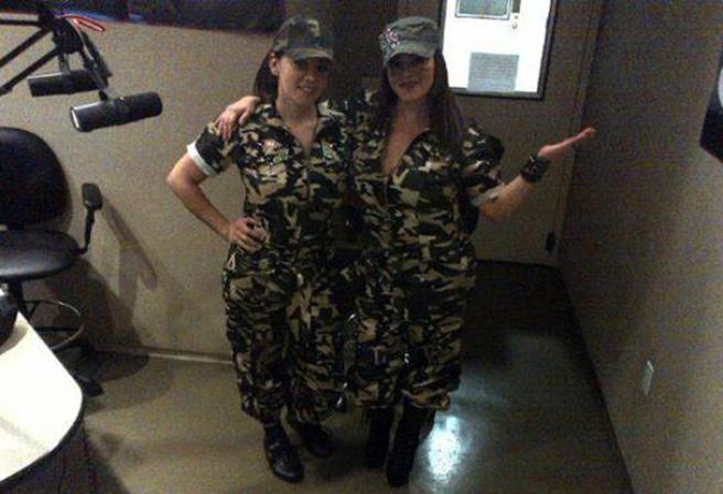 Jenni se vestida de militar, y lista para fiestar.