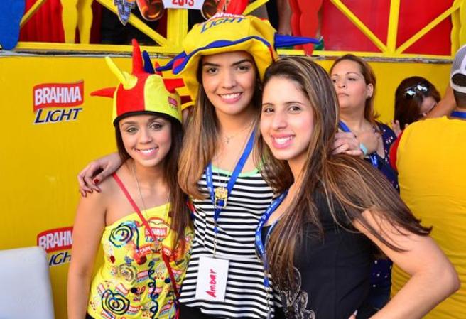 Bellezas deleitan al público en las celebraciones del carnaval de la República Dominicana.