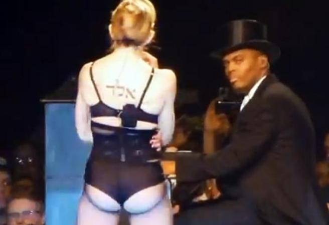 Madonna se desnudó durante una presentación privada en Nueva York, para recaudar fondos para víctimas del huracán Sandy.