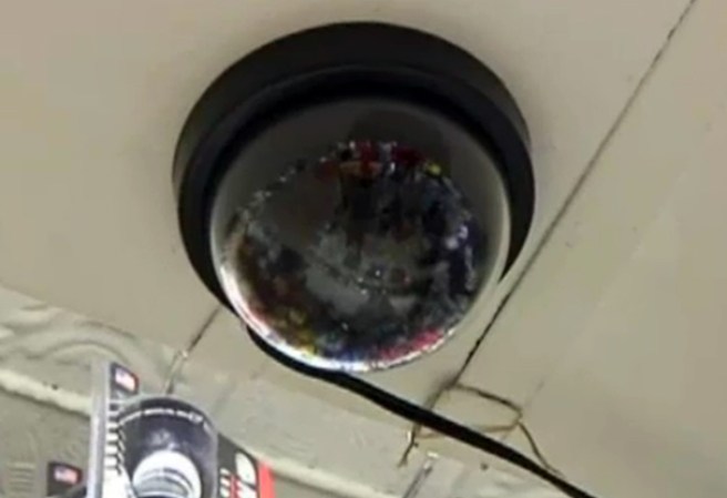 Las autoridades lograron obtener videos de seguridad que implican al hijo de la víctima.