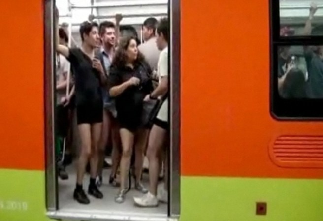 Como es costumbre, cada segundo domingo del año los neoyorquinos se quitaron los pantalones para abordar el subway de la ciudad.
