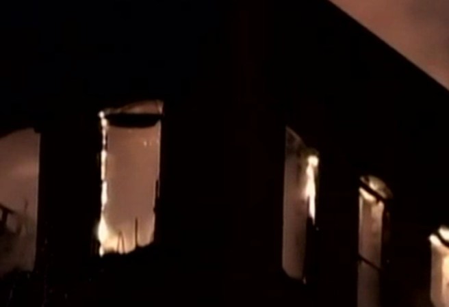 Los pisos inferiores, que alojan oficinas y aulas de clase, resultaron dañados por las llamas, el humo y el agua.