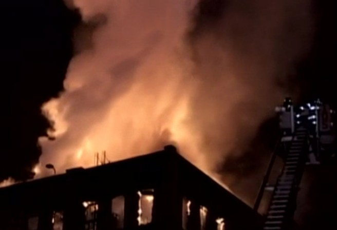 Los bomberos catalogaron como sospechoso el fuego de cuatro alarmas.