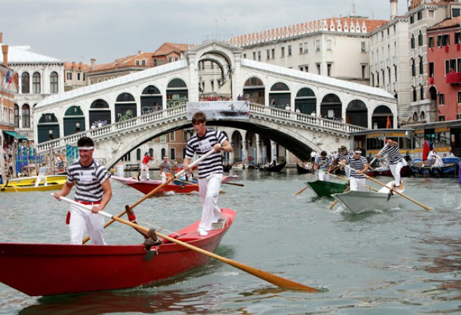El Puente de Rialto cruza el Gran Canal de Venecia. Es el más antiguo de los cuatro puentes que cruzan el Gran Canal y probablemente el más famoso de la ciudad.
