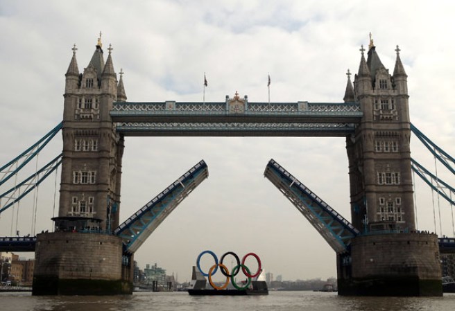 El Puente de la Torre, es un puente levadizo situado en Londres que cruza el río Támesis.