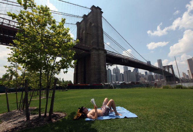 El Puente de Brooklyn (conocido inicialmente como "Puente de Nueva York y Brooklyn") une los distritos de Manhattan y de Brooklyn en la ciudad de Nueva York.