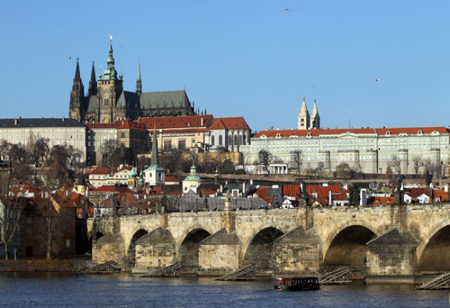 El Puente de Carlos (en checo Karlův most) es el puente más viejo de Praga, y atraviesa el río Moldava de la Ciudad Vieja a la Ciudad Pequeña. El puente tiene una longitud de 516 metros, y su ancho es de casi 10 metros.