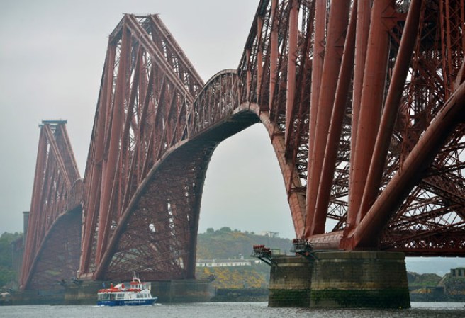 Puente de Forth es un puente en ménsula para ferrocarril que atraviesa el Fiordo de Forth, en el este de Escocia. El puente es considerado, incluso todavía hoy, como una obra maestra de la ingeniería. Tiene 2,5 km de longitud, y su doble vía de ferrocarril se eleva a 46 m sobre el nivel máximo del agua.