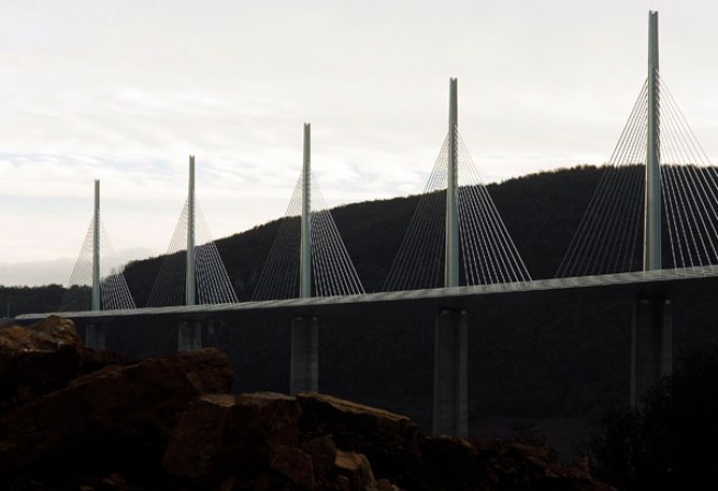 El viaducto de Millau, en Aveyron (Francia), inaugurado el 14 de diciembre de 2004 tras 36 meses de trabajos de construcción, la estructura alcanza una altura máxima de 343 metros sobre el río Tarn, y una longitud de 2,460 metros.