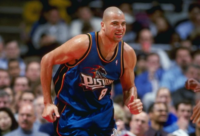 Se cree que el jugador de la NBA Bison Dele fue asesinado y tirado por la borda por su hermano cuando navegaban en catamarán por los mares del Pacífico en el 2002. El hermano posteriormente se suicidó con una sobredosis de insulina.